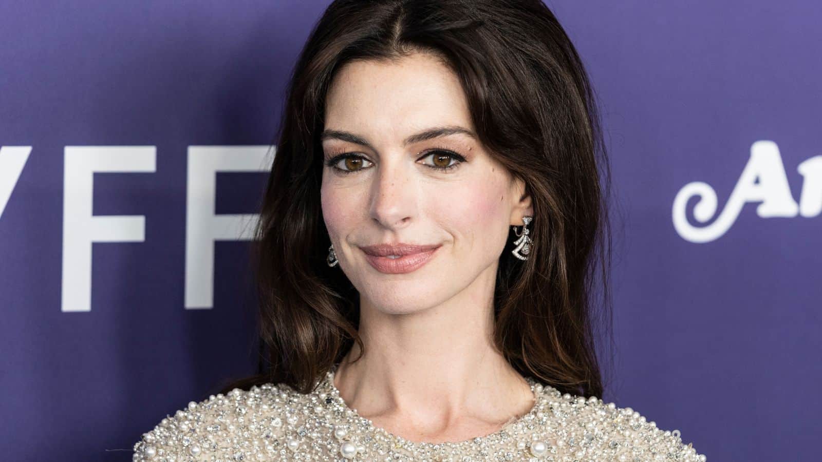 Anne Hathaway lev radin _ Shutterstock.com